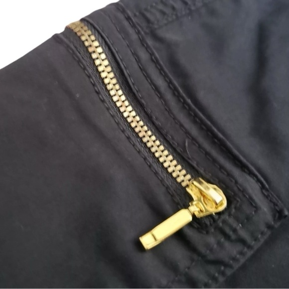 Chico’s Size 6P (0.5P) Solid Black Cropped Cargo Pants Gold Hardware Zippers - Picture 6 of 9